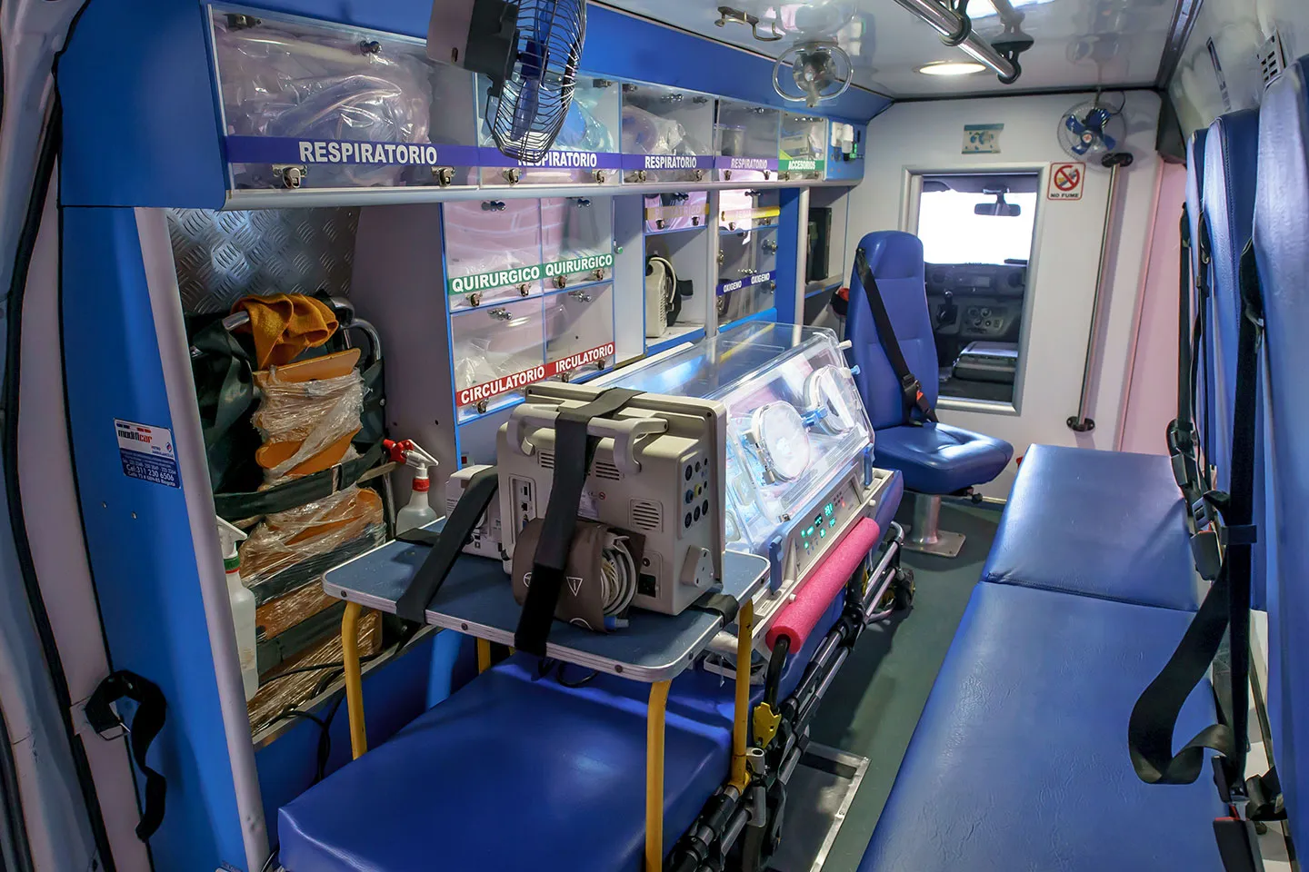 Interior de una ambulancia medicalizada neonatal de Home Group
