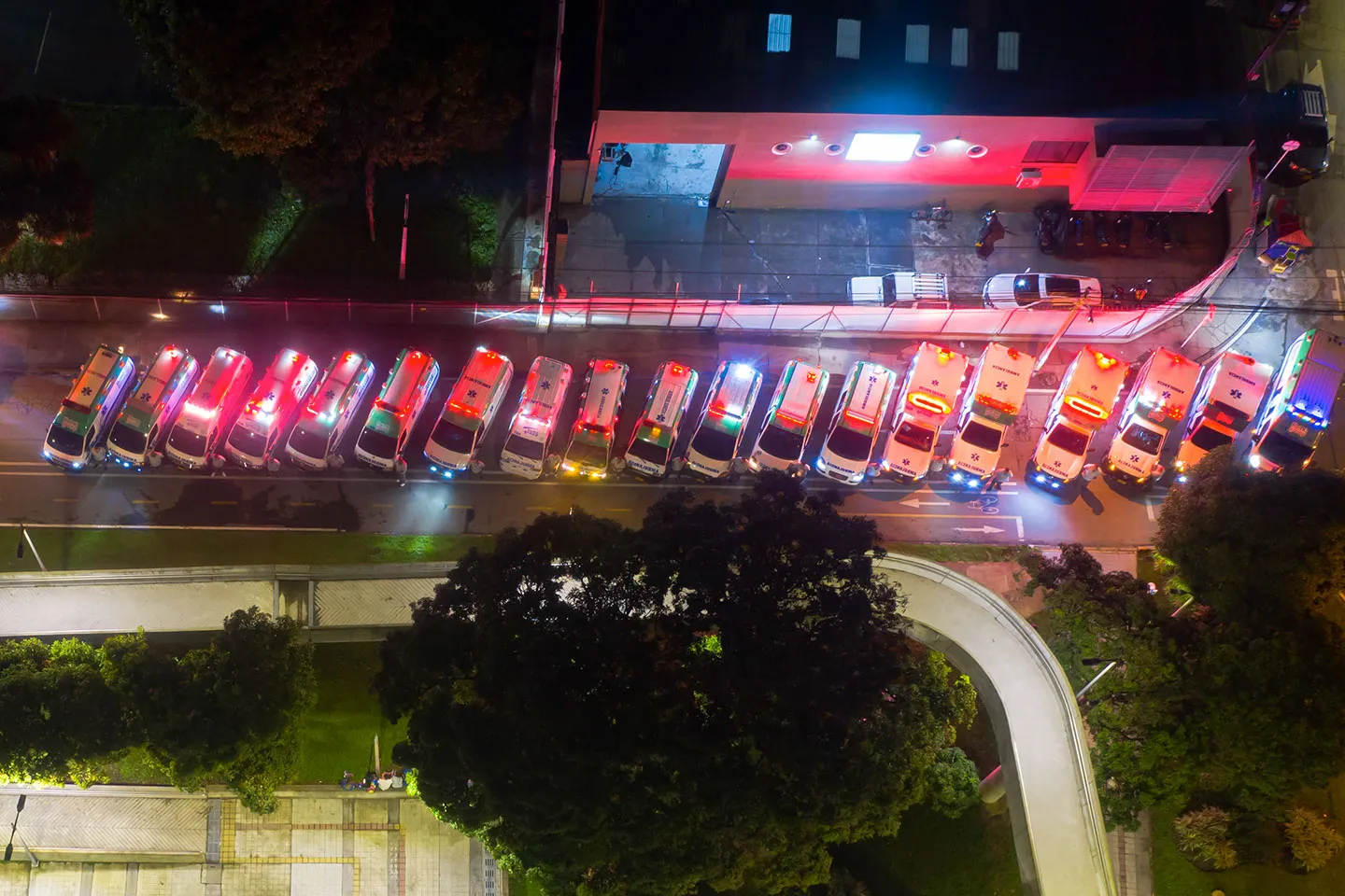 Flota de ambulancias de Home Group vista desde el aire, de noche
