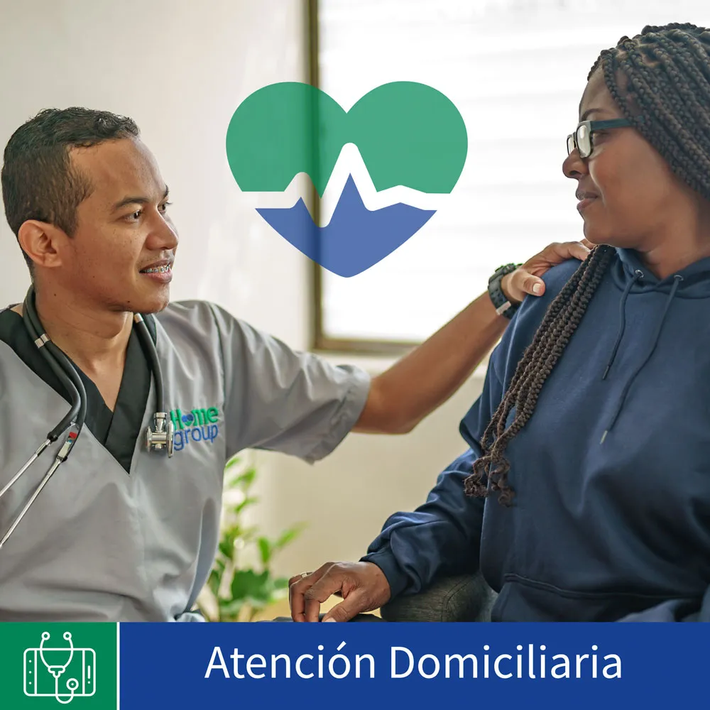 Médico de Home Group atendiendo a una paciente en su hogar