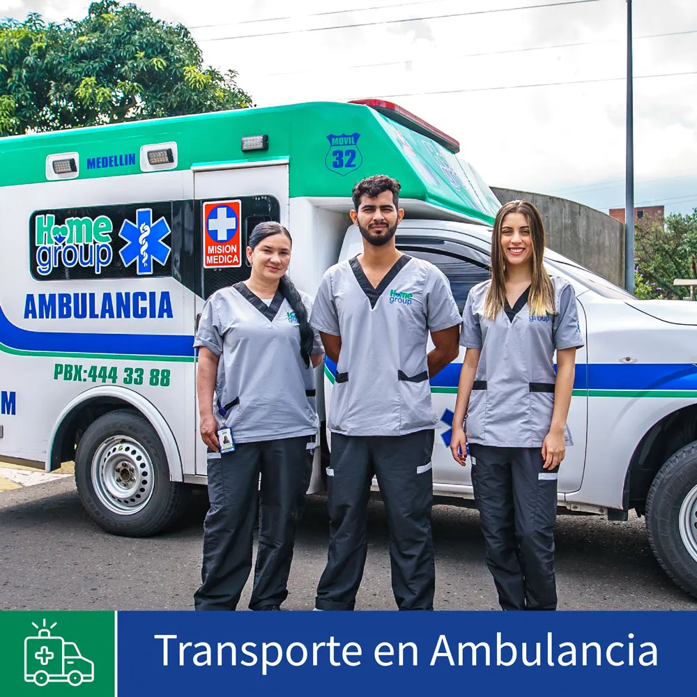 Equipo de Home Group frente a una ambulancia
